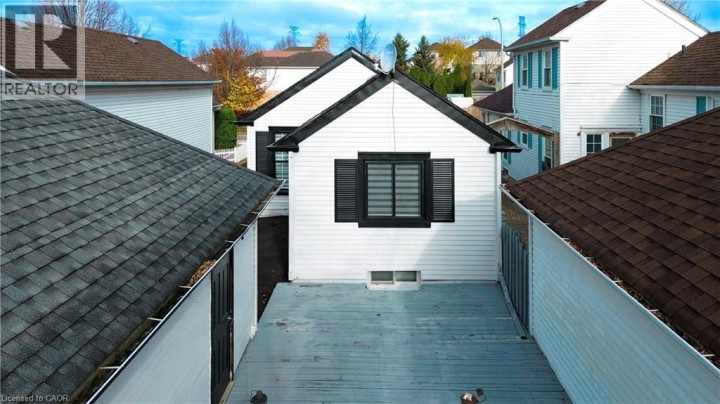 Photo 3 at 133 Wake Robin Drive, Laurentian Hills / Country Hills W, Kitchener