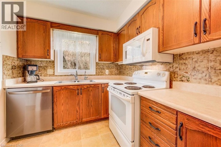 Photo 15 at 53 Greenock Drive, Laurentian Hills / Country Hills W, Kitchener