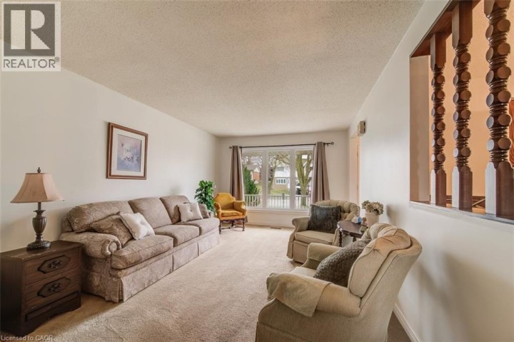 Photo 10 at 53 Greenock Drive, Laurentian Hills / Country Hills W, Kitchener
