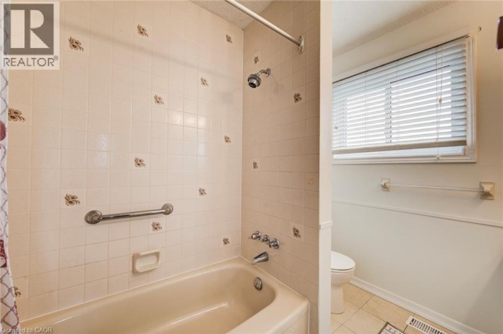 Photo 23 at 53 Greenock Drive, Laurentian Hills / Country Hills W, Kitchener