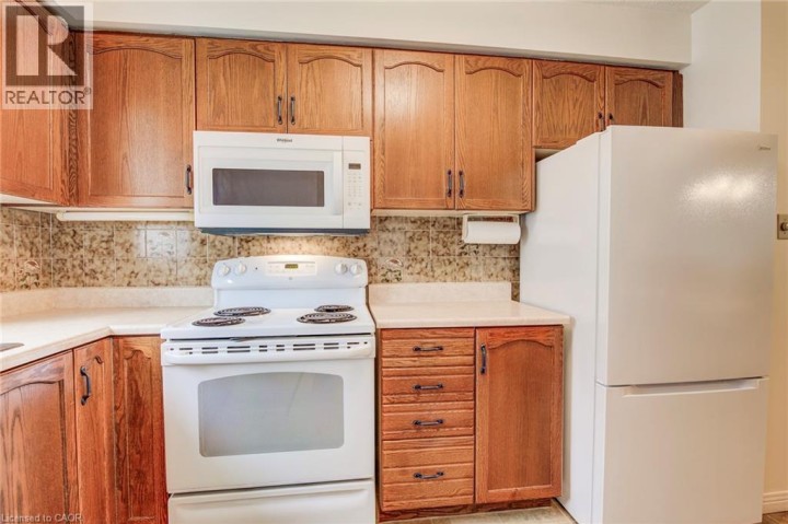Photo 17 at 53 Greenock Drive, Laurentian Hills / Country Hills W, Kitchener