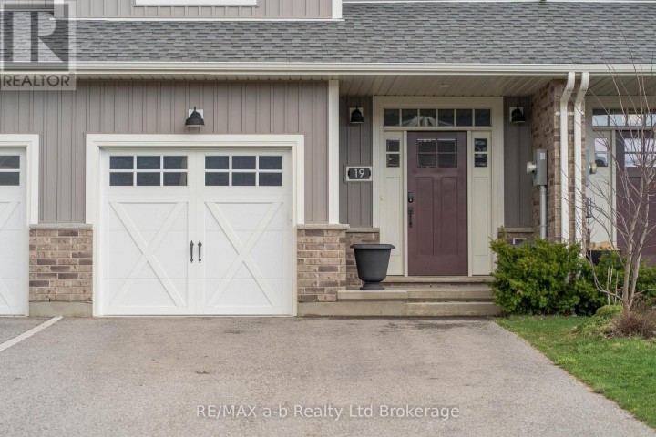 Photo 2 at 19 Huntley Avenue, Tillsonburg