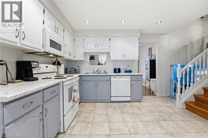 Photo 13 at 13 Brooks Court, Rosedale / Gable Height, Brantford