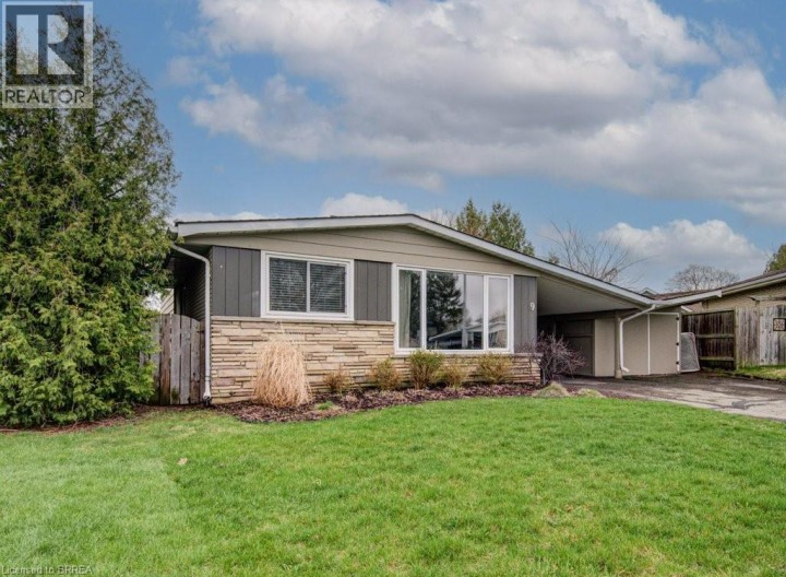 Photo 2 at 9 Gailmount Court, Fairview / Greenbrier, Brantford