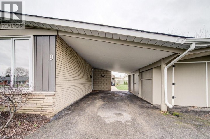 Photo 4 at 9 Gailmount Court, Fairview / Greenbrier, Brantford