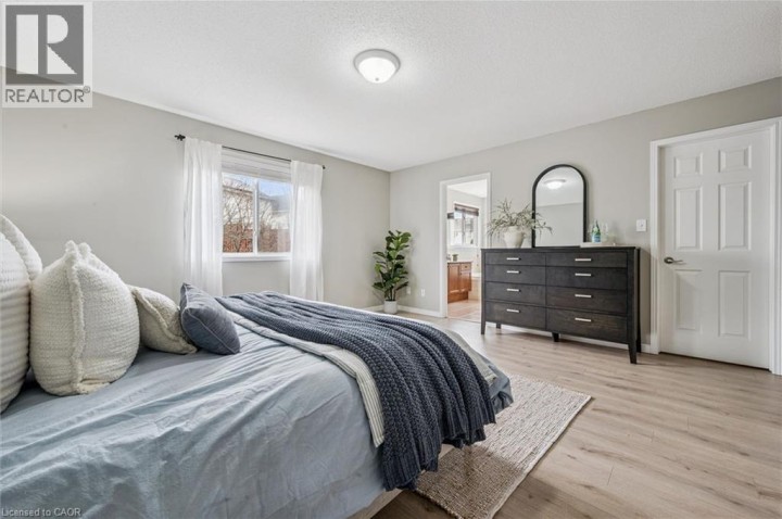 Photo 30 at 707 Commonwealth Crescent, Laurentian Hills / Country Hills W, Kitchener