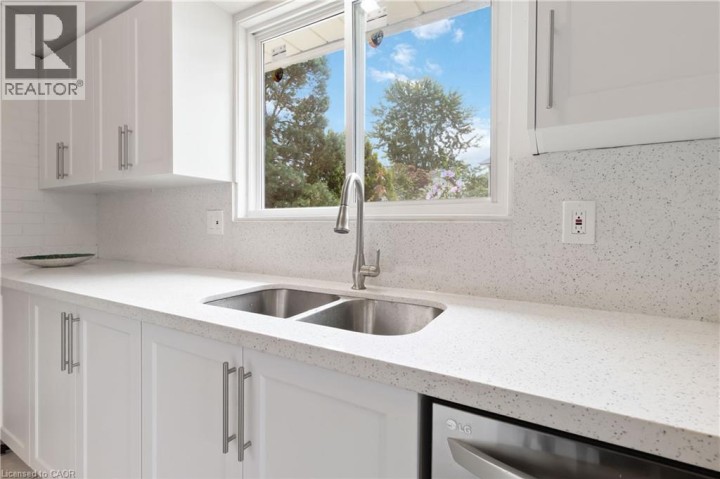 Photo 11 at 6 Equestrian Court, Lynden Hills, Brantford