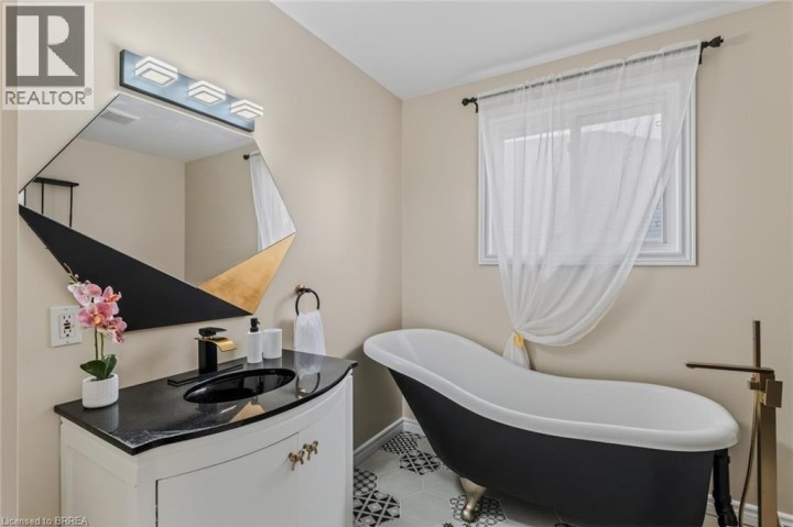 Photo 21 at 4 Dowden Avenue, Donegal / Mcguiness, Brantford