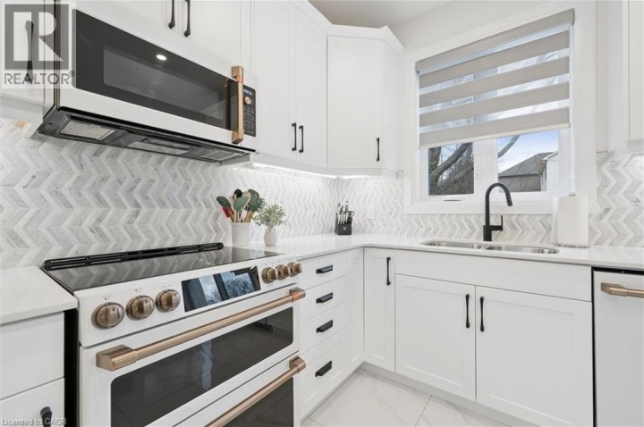 Photo 14 at 213 Fallowfield Drive, Alpine Village / Country Hills, Kitchener