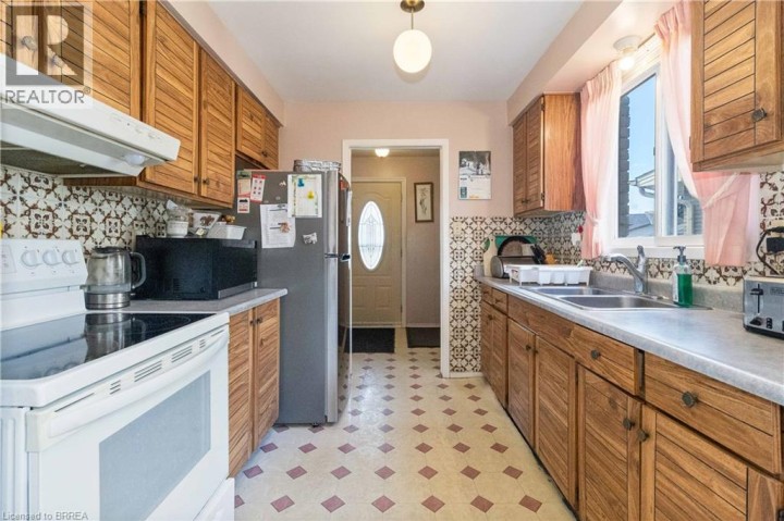 Photo 5 at 11 Sigurd Jensen Court, Cedarland, Brantford