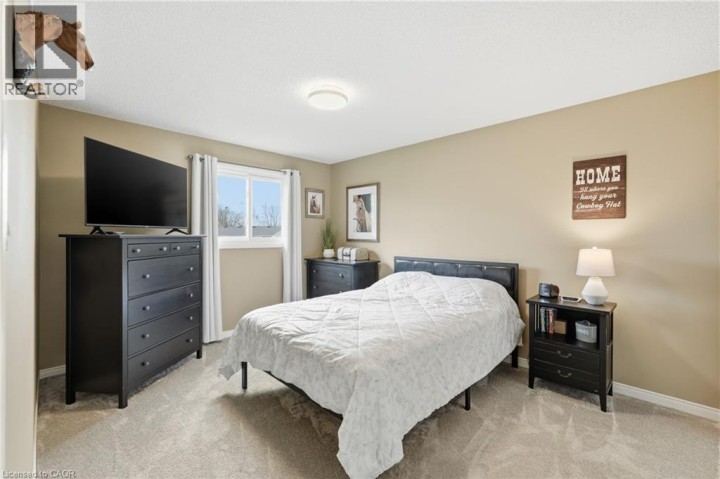 Photo 12 at 32 Hobart Crescent, Lynden Hills, Brantford