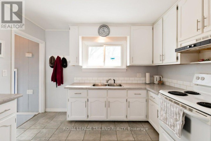 Photo 12 at 102 Steele Street, St. Thomas