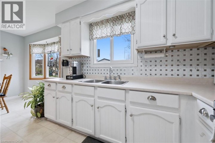 Photo 18 at 52 Tuerr Drive, Laurentian Hills / Country Hills W, Kitchener
