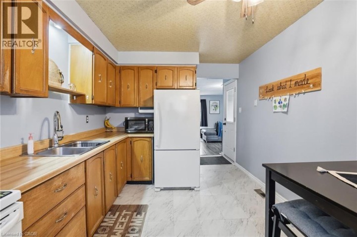 Photo 8 at 16 Enfield Crescent, Brantwood Park, Brantford