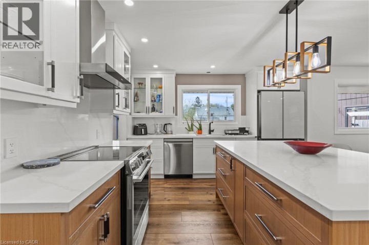 Photo 13 at 45 Driftwood Drive, Rosedale / Gable Height, Brantford