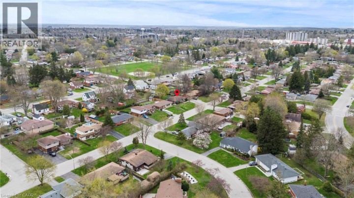 Photo 32 at 45 Driftwood Drive, Rosedale / Gable Height, Brantford