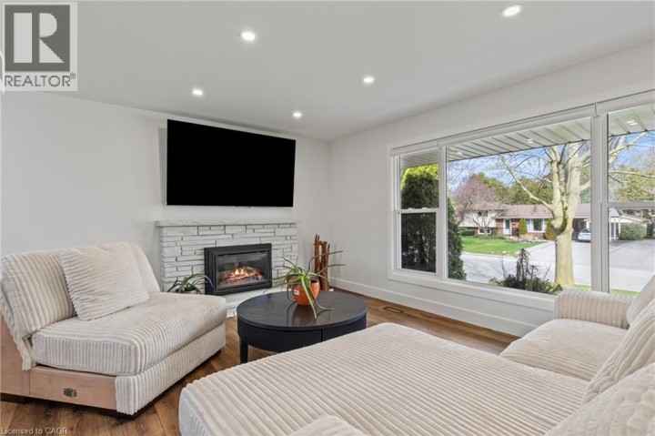 Photo 7 at 45 Driftwood Drive, Rosedale / Gable Height, Brantford