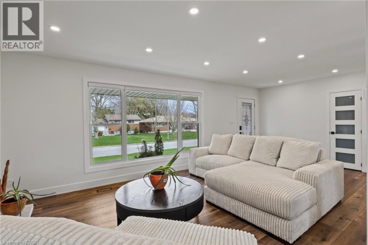 Photo 8 at 45 Driftwood Drive, Rosedale / Gable Height, Brantford