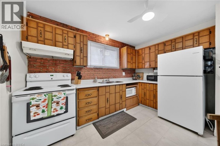 Photo 11 at 34 Enfield Crescent, Brantwood Park, Brantford