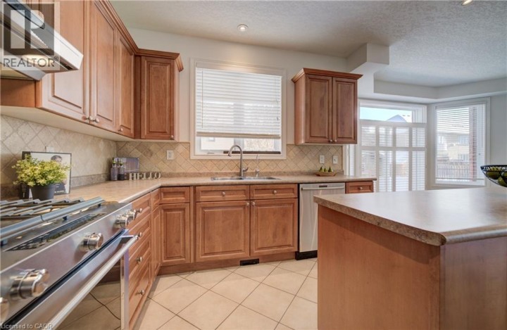 Photo 11 at 169 Falconridge Drive, Lexington / Lincoln Village, Kitchener
