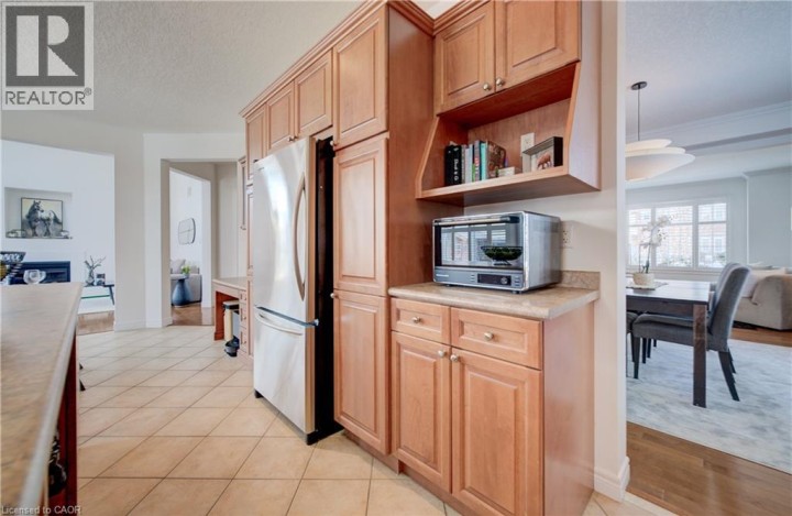 Photo 12 at 169 Falconridge Drive, Lexington / Lincoln Village, Kitchener