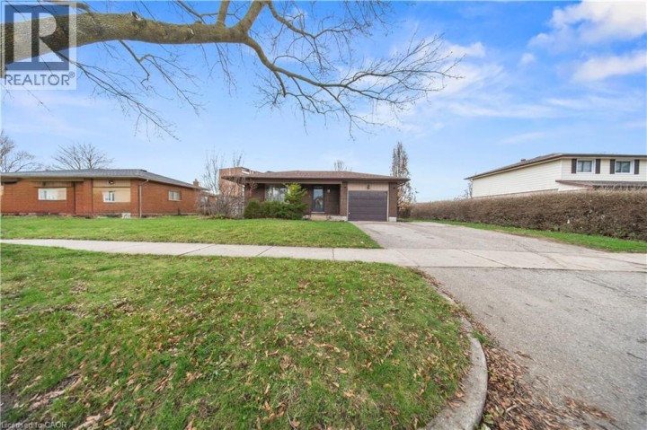 Photo 2 at 42 Tupper Crescent, Heritage Park / Rosemount, Kitchener