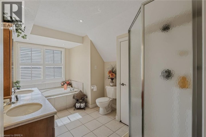 Photo 25 at 9 Rue Chateaux Terrace, Tutela Heights, Brantford