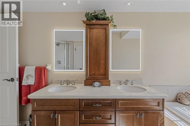Photo 26 at 9 Rue Chateaux Terrace, Tutela Heights, Brantford
