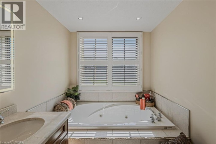 Photo 27 at 9 Rue Chateaux Terrace, Tutela Heights, Brantford
