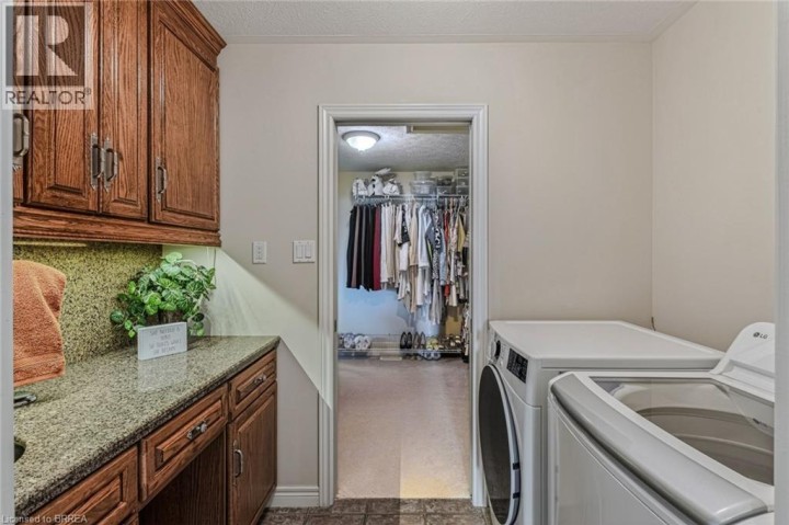 Photo 32 at 9 Rue Chateaux Terrace, Tutela Heights, Brantford