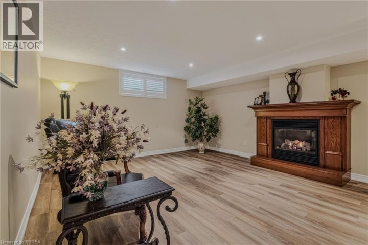 Photo 37 at 9 Rue Chateaux Terrace, Tutela Heights, Brantford