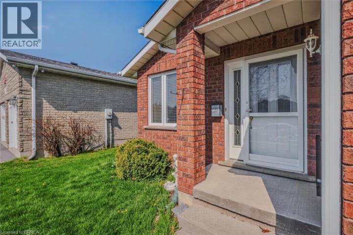 Photo 4 at 44 Donegal Drive, Donegal / Mcguiness, Brantford