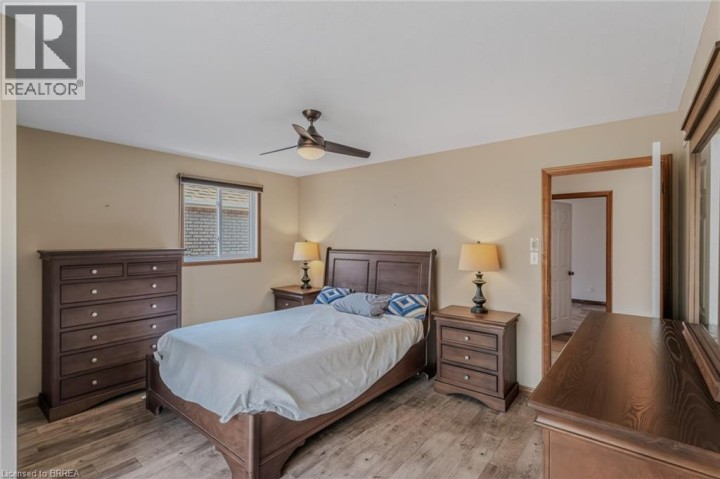 Photo 18 at 44 Donegal Drive, Donegal / Mcguiness, Brantford
