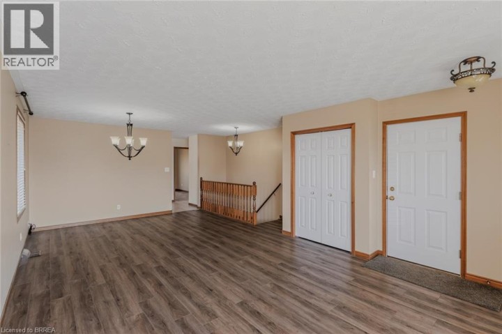 Photo 6 at 44 Donegal Drive, Donegal / Mcguiness, Brantford