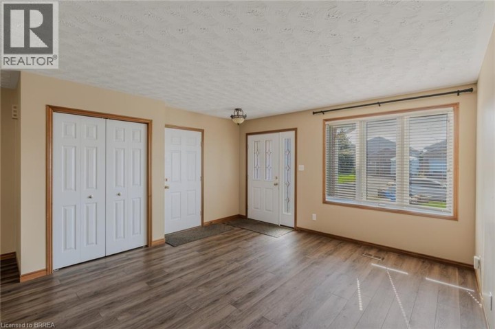 Photo 5 at 44 Donegal Drive, Donegal / Mcguiness, Brantford