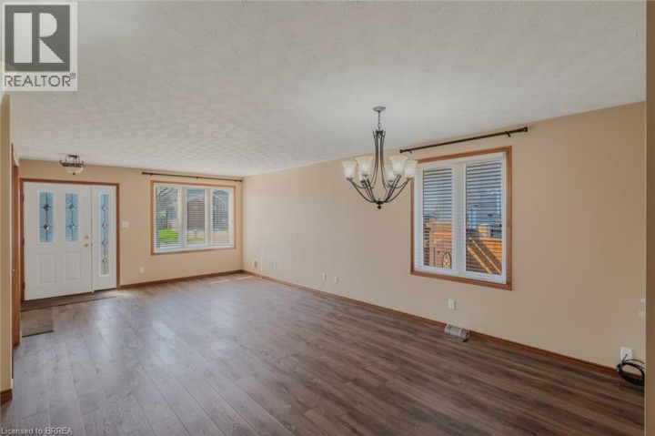 Photo 8 at 44 Donegal Drive, Donegal / Mcguiness, Brantford