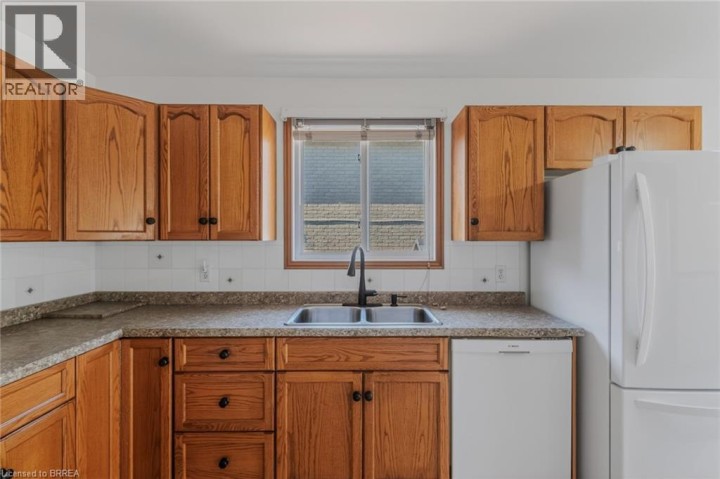 Photo 10 at 44 Donegal Drive, Donegal / Mcguiness, Brantford