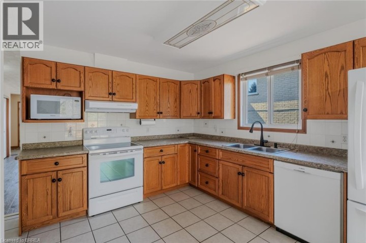 Photo 11 at 44 Donegal Drive, Donegal / Mcguiness, Brantford