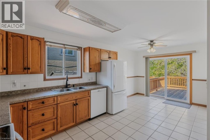 Photo 9 at 44 Donegal Drive, Donegal / Mcguiness, Brantford