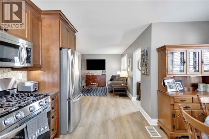 Photo 10 at 21 Sussex Avenue, Terrace Hill, Brantford
