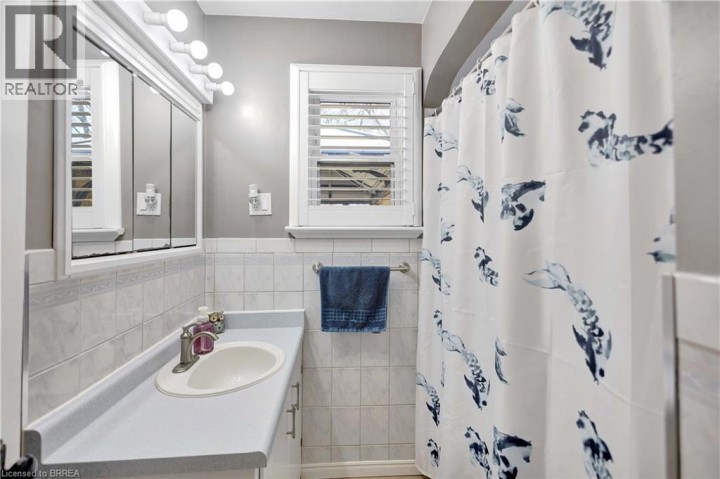 Photo 15 at 21 Sussex Avenue, Terrace Hill, Brantford