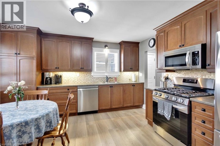 Photo 6 at 21 Sussex Avenue, Terrace Hill, Brantford