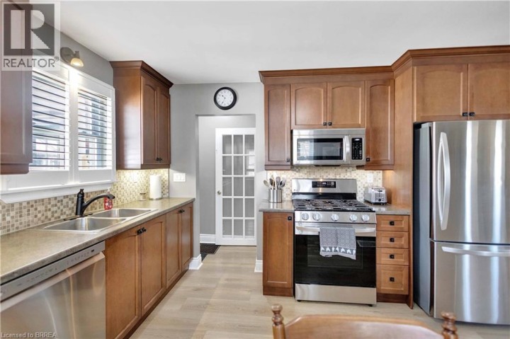 Photo 9 at 21 Sussex Avenue, Terrace Hill, Brantford
