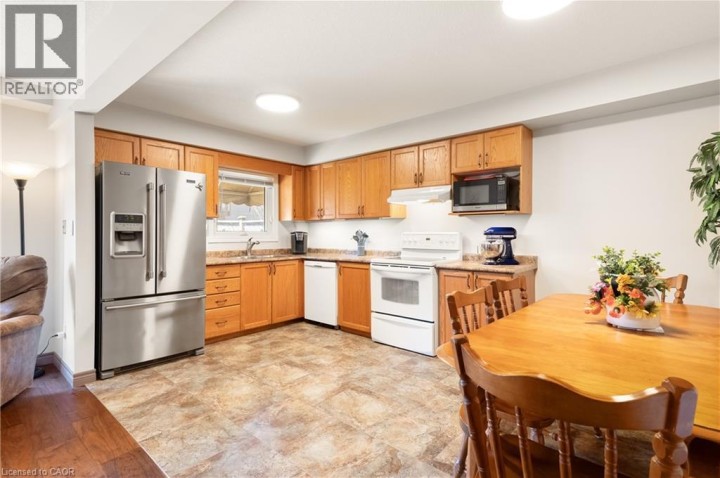 Photo 11 at 92 Snowdrop Crescent, Laurentian Hills / Country Hills W, Kitchener