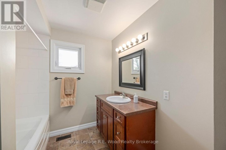 Photo 18 at 5 Kamps Crescent, Tillsonburg
