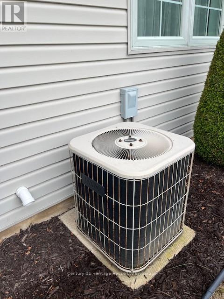 Photo 21 at 1 - 21 Balazs Court, Tillsonburg