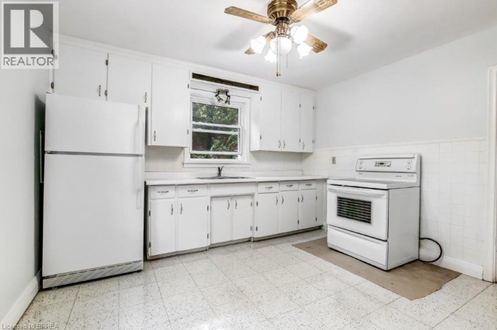 Photo 10 at 25 Henry Street, East Ward, Brantford