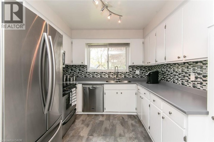 Photo 9 at 34 Blackhorne Crescent, Laurentian Hills / Country Hills W, Kitchener