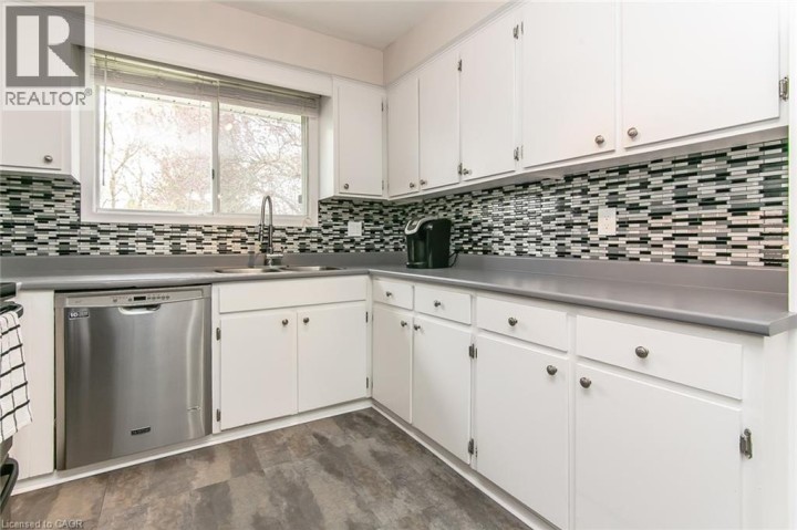 Photo 12 at 34 Blackhorne Crescent, Laurentian Hills / Country Hills W, Kitchener