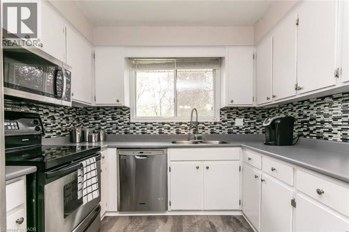 Photo 11 at 34 Blackhorne Crescent, Laurentian Hills / Country Hills W, Kitchener